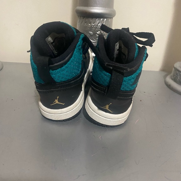 🧸 Jordan 1's 🧸 size 4 - Picture 2 of 3